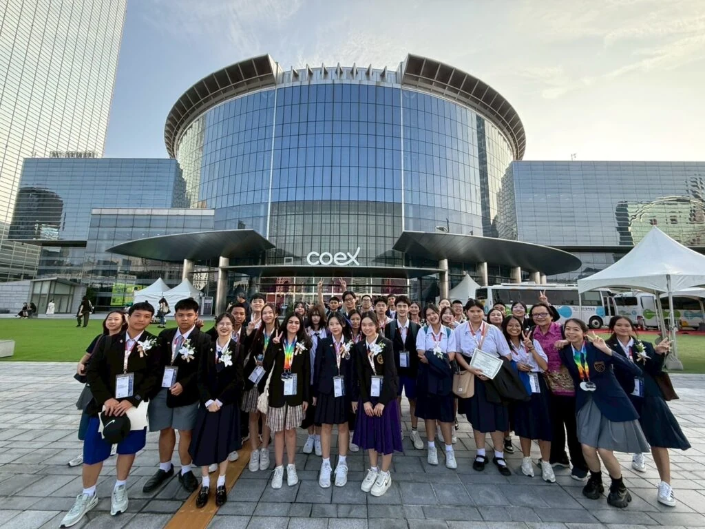 ผู้เข้าร่วม IMCT-JS 2025 ด้านหน้าศูนย์ประชุม COEX กรุงโซล